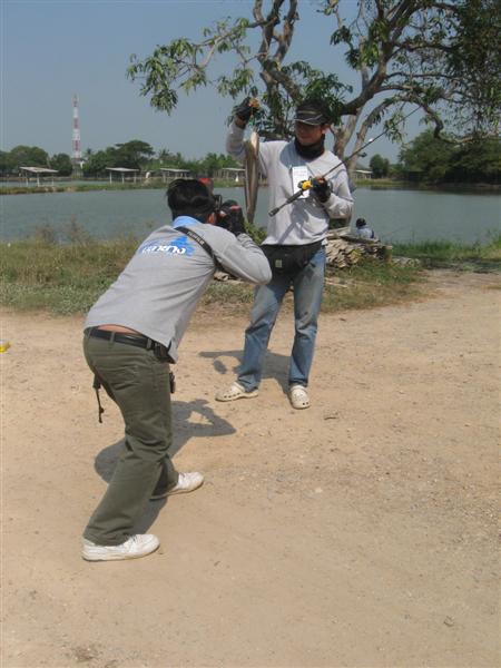  [b]" เดินไปอีกหน่อย..มีการถ่ายทำฉากด้วย..ครายวุ้ย..ปั้นท้ายนะ "[/b] :flag: :flag: