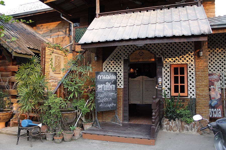 ต้องขอขอบคุณร้านชาวเล ที่ให้ใช้ที่ลงเรือ ช่วยถอยรถให้เสร็จสรรพ (ถอยยากโ-ค-ต-ร )

 :smile: :smile: 