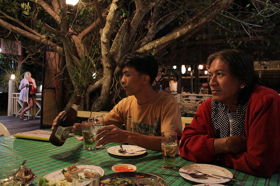 ปรึกษากันไป  ดูผลไม้กันไป...... :laughing: :laughing: :laughing: :laughing:
