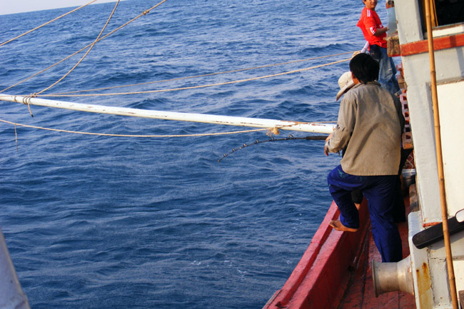   ด้านปีกขวาของเรือก็ตามมาติดๆ เป็นคันของพี่ตาล งัดอะไรอยู่ไม่รู้ :love: :love: :love: :love: