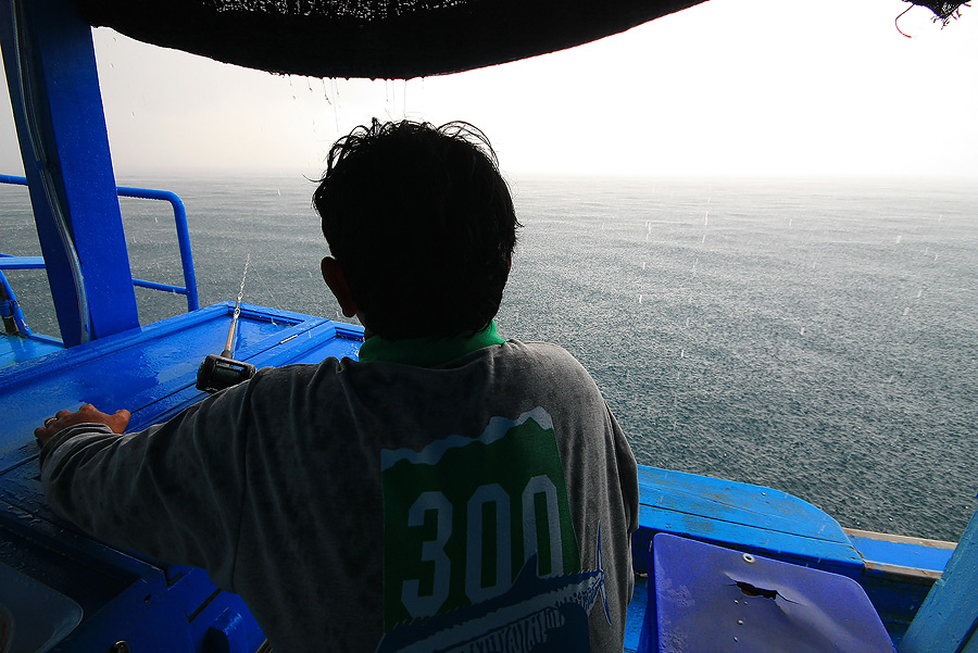 ป๋าอ๊อดพอฝนตก แกก้อไปวิ่งเล่นรอบๆเรือได้พักนึง...
ก่อนนึกได้ว่าตัวเองแก่แล้ว 

ตากฝนต่อไป เดี๋ยวเ