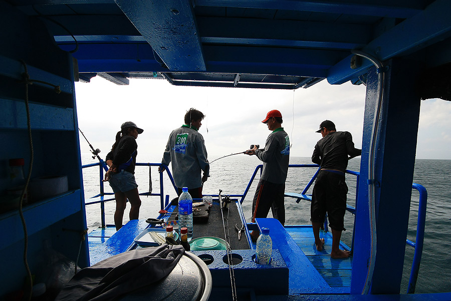 สายฝนขาดเม็ดไม่นาน สายลอยท้ายเรือก้อแผดเสียงดังลั่น...
ป๋าอ๊อดไปอัด โยก ปั่น อยู่ไม่นาน ปลาก้อหลุดไ
