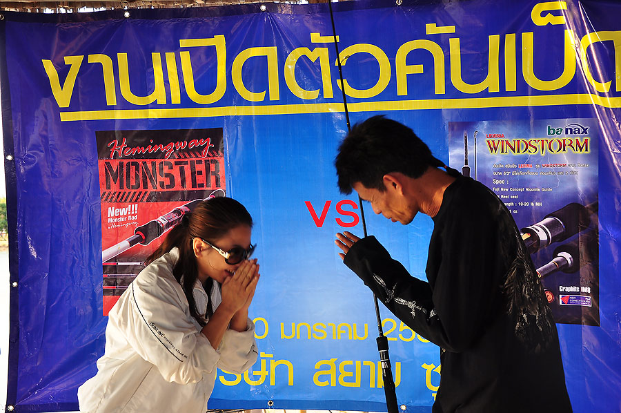 ขออภัยที่จำชื่อไม่ได้น่ะคร๊าบ แบบว่าสมองเท่ากับปลาทองคร๊าบ(ยืมมุขน้ามาดใช้หน่อยน่ะ) :grin: :grin: