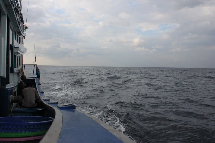 เรือวิ่งออกจากท่าทับละมุ ไปหมายเเรก  เลยหมู่เกาะสิมิลัน ระยะทาง 45 ไมล์ทะเล (เท่ากับ 1.852กิโลเมตร) 