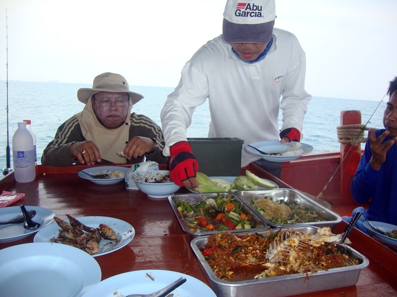 [center][b]ได้เวลาอร่อยกันอีกแล้วค่ะ

อยู่บนเรือ ตกปลา แล้วก็กิน กินแล้วก็ตกปลา สนุกดีจัง  :grin: 