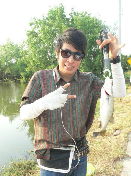 ตบท้ายด้วยเด็กสร้าง..... :ohh:

พี่ไม่ได้ น้องเต้ ก็แก้ตัวให้

มีปลากาพงจาน ไปฝากแม่ แล้วเว้ยยยย