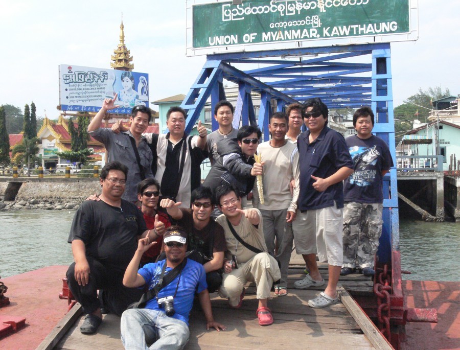 ถ่ายภาพหมู่ ทั้งคณะ ที่เกาะสอง....ก่อนเริ่มเปิดทริปอย่างเป็นทางการ ครับ
