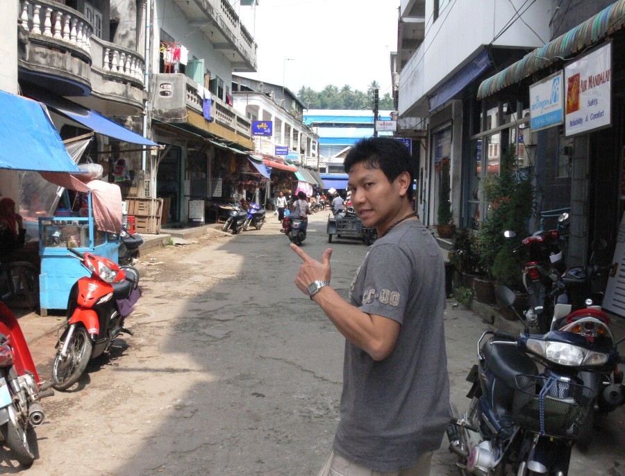 น้าปิยะ นำเที่ยวเกาะสอง...ได้ข่าวว่าเกือบ ติดเกาะไม่ได้ออกทริป ซะแล้ว    :grin: