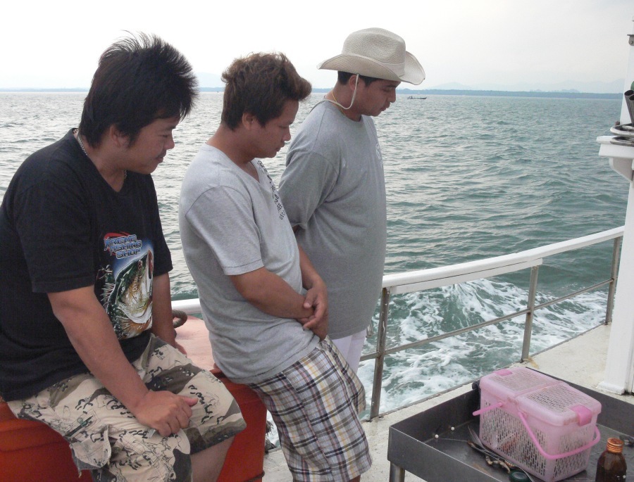 น้าหนุ่ม  น้าหมู น้าเปิ้ล   กำลังดูปลาที่ทยอยเอาออก  มา