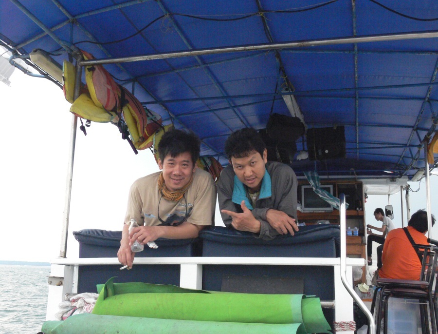 น้าทอม  กับ  น้าปิยะ........กำลังมองดูผลงาน  4 คืน 5 วัน :grin: