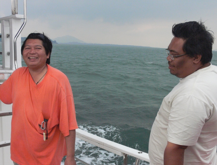ตาโป้ง กะ น้ากบ ดอนเมือง กำลังปรึกษากันเรื่องเอาปลากลับ ยังไง :laughing: :laughing: