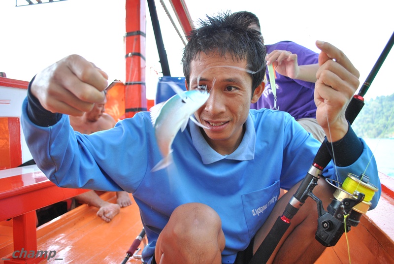 ตกปลาเล็กเล่นพลางๆ ระหว่างซ่อมเรือ