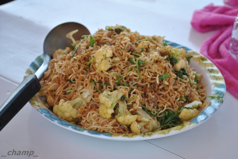 มื้อกลางวันมาแล้ววว ไม่สนละกินดีกว่า   :laughing: :laughing:
