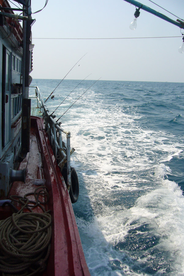  [b]เผ่นดีกว่า เรือไต๋ยอชก็เผ่นมาด้วยครับ[/b]