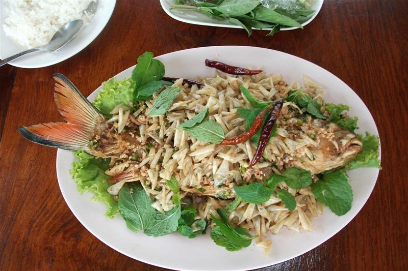 ลาบกระสูบ โรยเกล็ดทอด :umh: