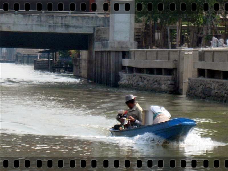  [b]ตามสูตรเป๊ะเลย....เรือเจ้าถิ่นปาดเข้ามาหา...ด้วยความเร็วสูง....ระวัง!![/b] :flag: :flag: :flag: 
