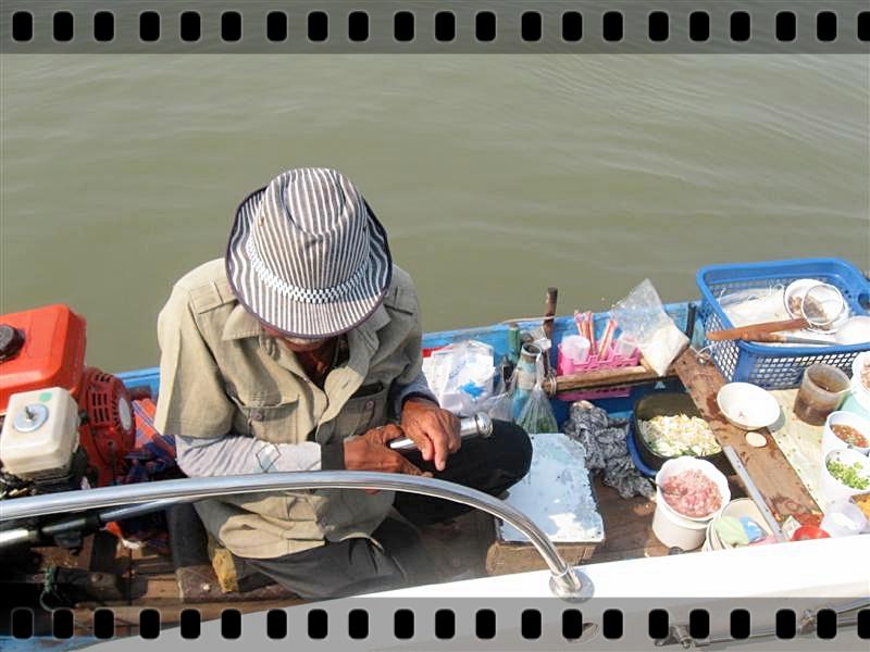  [b]เจ้าถิ่นประกบเรือเร็วของพวกเราทันที..ไม่สนใจจะไถ่ถามสารสุข หรือทุกข์ดิบๆ...ว่ามาทำอะไรกัน[/b] 
