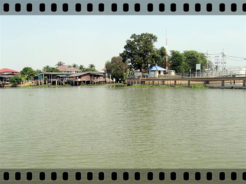  [b]เป็นทำเลที่ดีมากๆ..ถ้าไม่ได้มาทางน้ำ..ลำบากแน่..แม่เบี้ยวเอ๋ย...[/b] :flag: :flag: :flag: :flag: