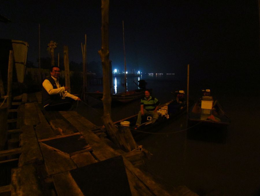 ออกตกปลา กันสามคน  ที่เห็น พี่เล็ก  กะ น้าหมู   เตรียมพร้อม ออกเรือ  :grin:

---------------------