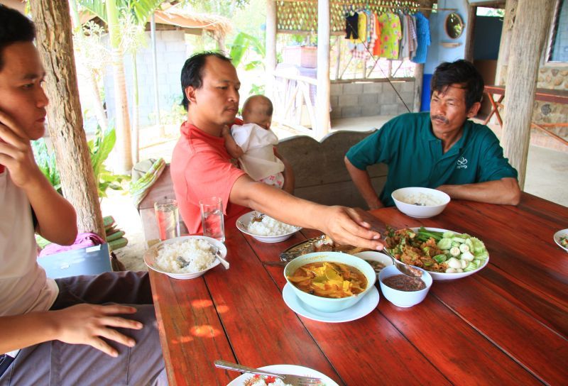 กินข้าวกันครับน้าๆ :umh: :umh:

กับข้าวบ้า
