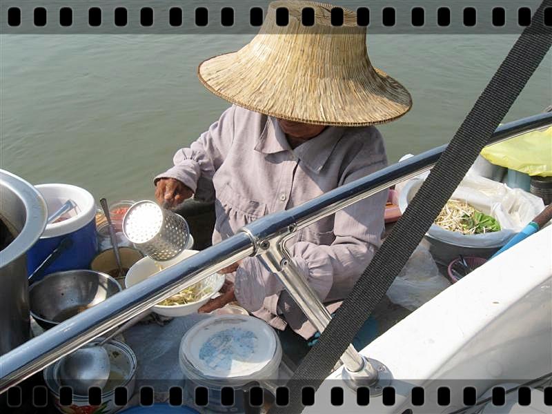  [b]เรือเตี๋ยวมาอีกเป็นระยะๆ..แก้เขินก็เลยสำเร็จ..เอ้ยกระชับมิตรคนละสอง..ตามสูตร..อิอิ..ก็มันเริ่มหิ