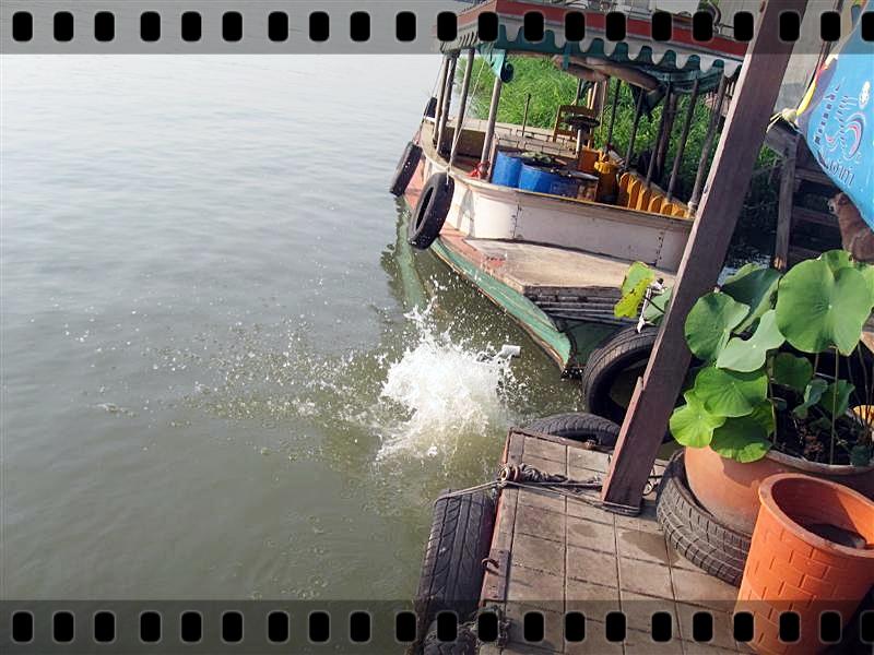 [b]ทุกคนกำลังสาระวลกะการเติมน้ำมันเรือ..เสียง...ตูมมมมม..สนั่นท้ายเรือ..อะไรหว่า..ตูมมม..อีกแระ..[/