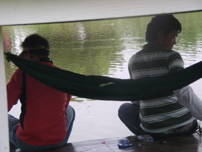 ด้านในเรือนรับรอง ก็ กำลัง ถกเถียงกันเรื่องเหยื่อ ว่า จะเอาไรตีดี เพราะที่ตีไปอะ โดนทุกไม้!!!  :ohh: