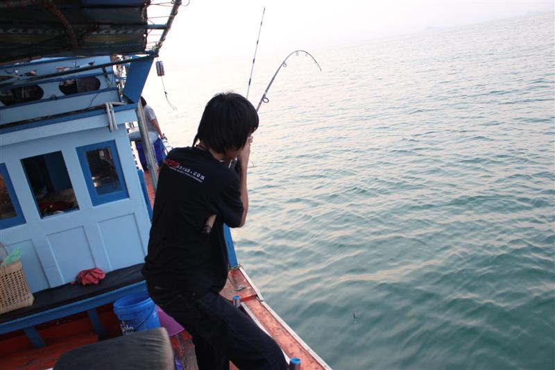 นายภูมิบ่นๆ ถามนายบอยเด็กเรือว่า ม