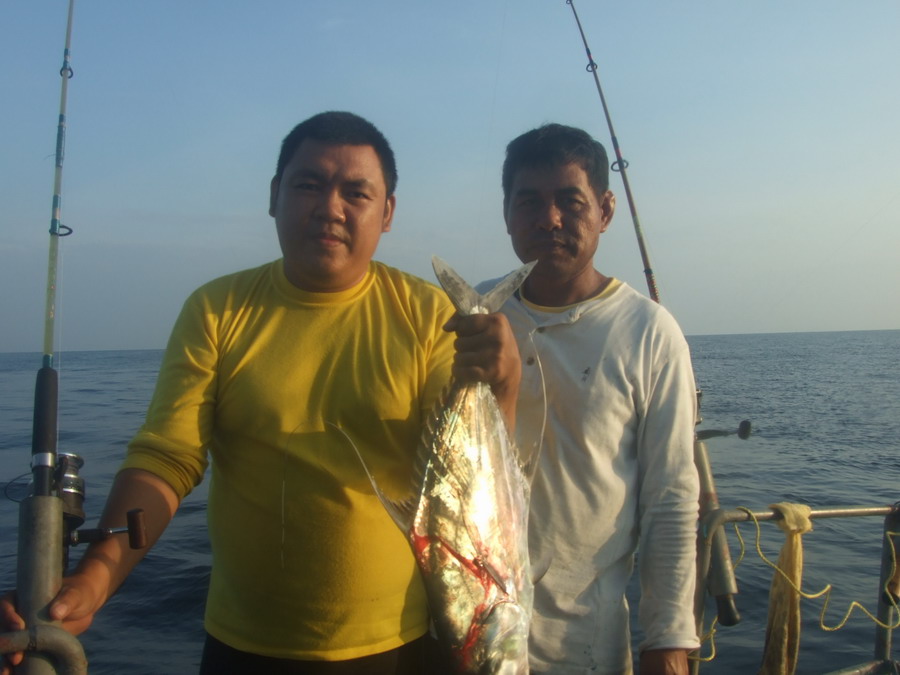 จัดไปอีกรูป
เพื่อนได้ตั้งเยอะไม่ถ่าย
ได้ตัวเดียวถ่ายกับทุกคนในเรือเลยเรา
