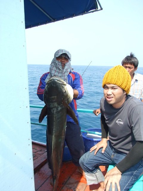 มันพาวิ่งมาท้ายเรือเลยจัดกานขึ้มาล่ะ