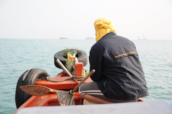 ตัดข้ามมาวันออกเรือกันเลยดีกว่า ขึ้นเรือปุ๊บก็ต้องไหว้แม่ย่านางกันก่อน :smile: