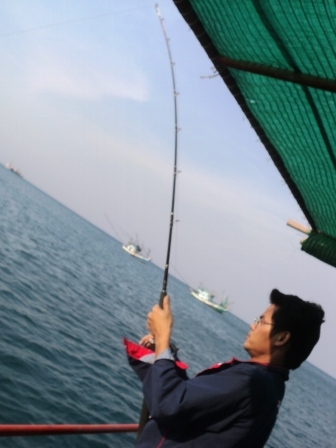 เป็นยังไงบ้างครับน้า...มันวิ่งเข้าหรือวิ่งออก....ปลายังอยู่ไหมเนี่ย