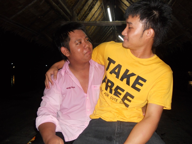 พี่เค้าบอกว่า รู้จักกันก็นานแล้ว
เรายังไม่เคย จูบ...เอ๊ยๆ ไม่เคยถ่ายรุปคู่กันเลย
จัดให้หหหห.......