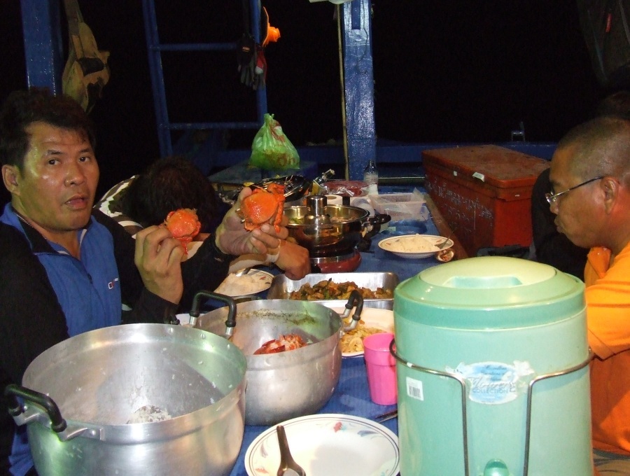 พอปลาขึ้นเสร็จพี่บรร ก็จัดข้าวเย็น