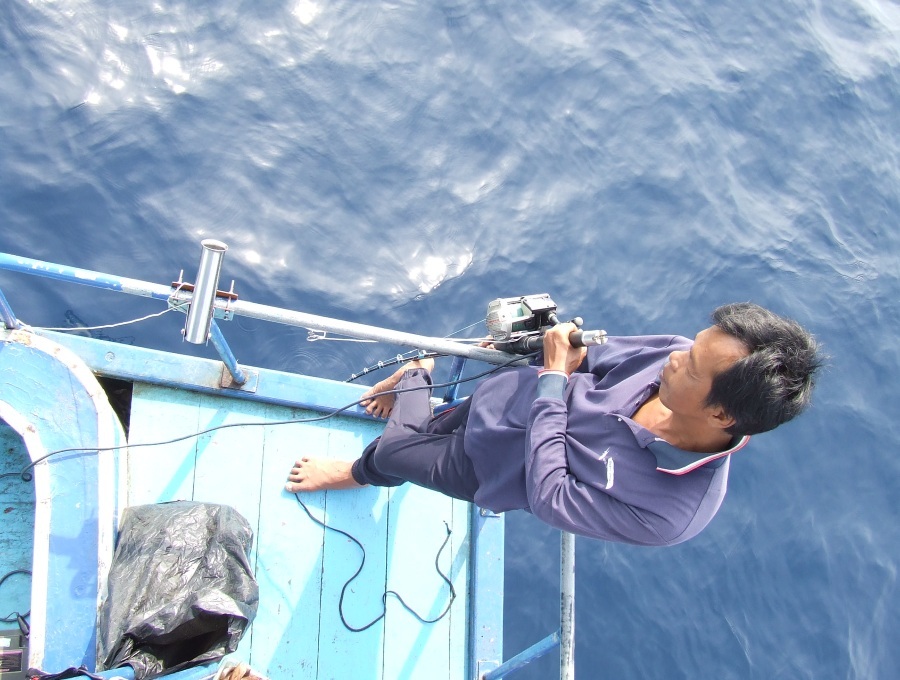 หัวเรือยังไม่หายตื่นเต้น! ท้ายเรือน้าหมายกำลังอัดปลาอยู่(จริงๆนะ)นี่เปงถ้าประจำตัวของแกเลย แกบอกว่าถ