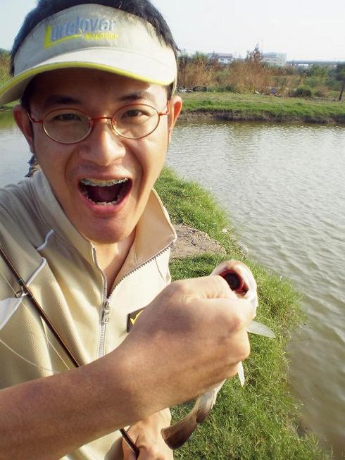 ให้น้องเค้า  เทสเหยื่อ  Fly ป๊อบเปอร์ให้อ่ะค่ะ  ....บอกให้อ้าปากปลา....แต่น้องมันทำตามตรีมของทริปนี้