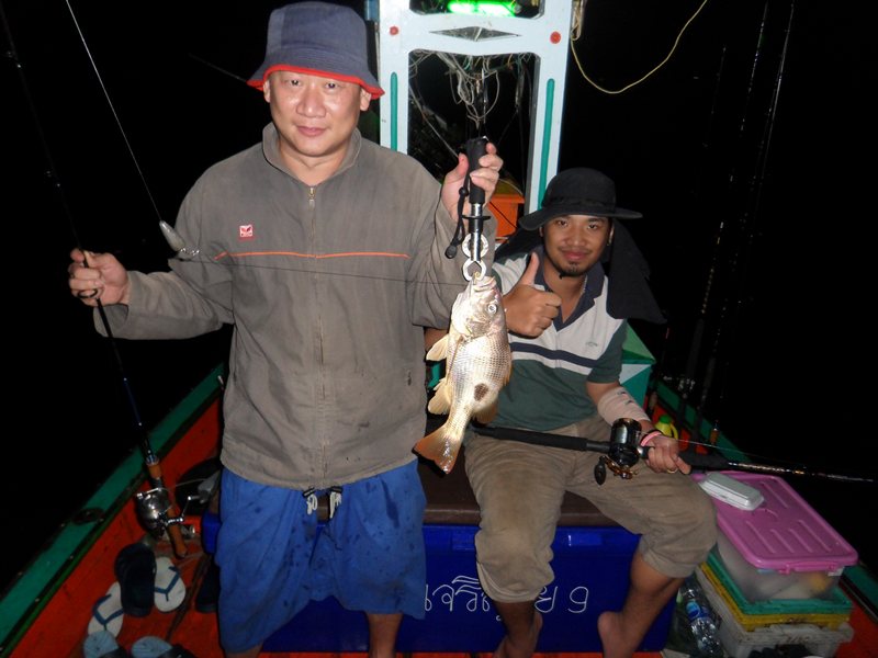 น้ำเบา พวกเราก็นั้ง ตกปลากันต่อ  

ก