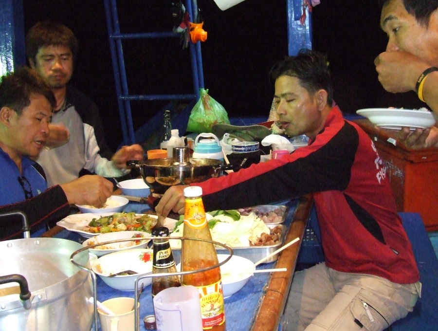 เออ!ตรูจะได้กินมั่ง หิวนะเฟ้ย!

 :laughing: 