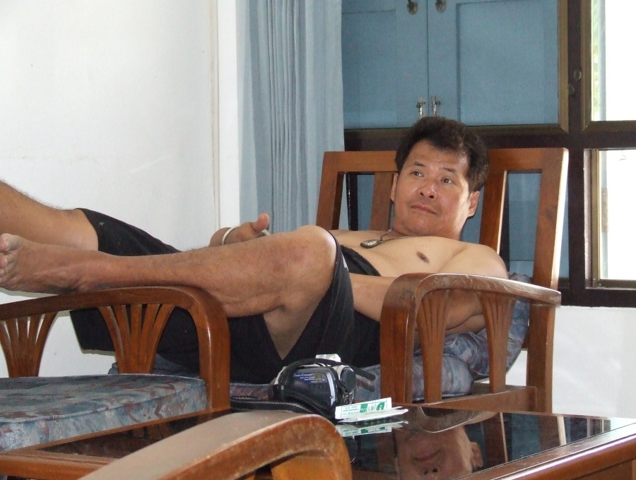 จัดแจงเรื่องปลาเสร็จก็เข้าบ้านพักในศูนย์วิจัย ช่วงรอคิวกันอาบน้ำ
แต่!อีกและดูสายตาอ.นครดิ? มองอาราย