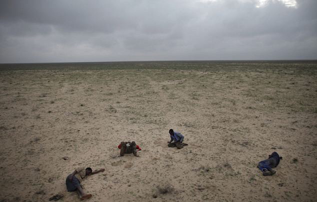 ภาพผู้ลี้ภัยโซมาเลียล้มตัวลงนอนบนทะเลทรายระหว่างการเดินทางไปเยเมน ได้รับรางวัลที่ 1 สาขา สตอรีส์ คอน