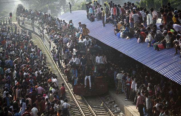 ภาพรถไฟโดยสารที่เต็มแน่นไปด้วยผู้คนในเมืองดาการ์ของบังกลาเทศ ได้รางวัลที่ 3 สาขา เดลี ไลฟ์ ซิงเกิล
