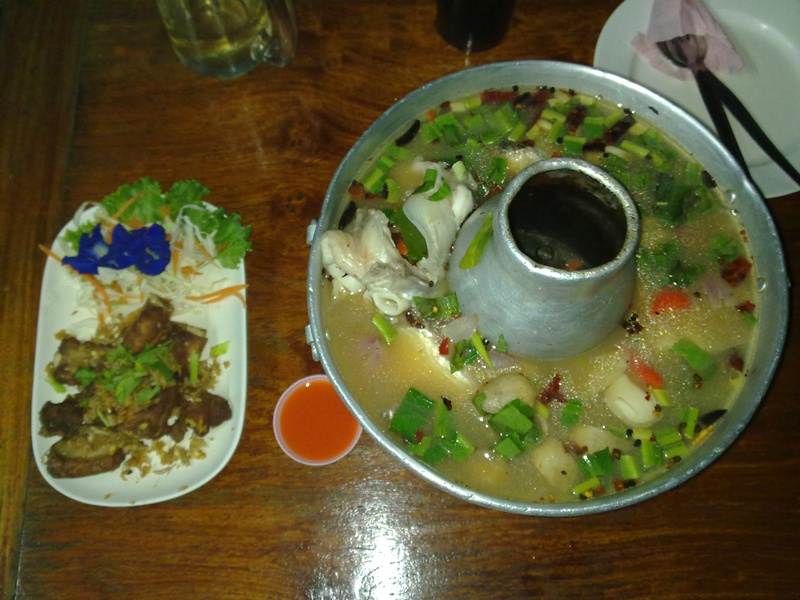 ร้านเดิมละครับ ที่ไต๋ต้นจอดเรือ ร้านบ้านริมสวน  มาดูต้มยำปลาน้ำเงินกัน  น่าทานมั๊ยครับ  รสชาดแซ่บมาก