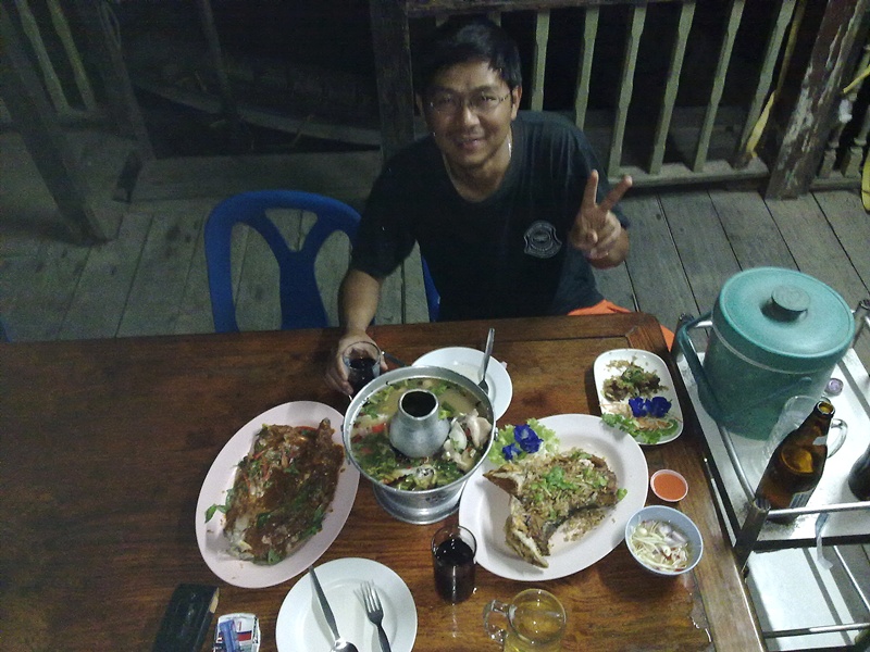 นั่งกินไป น้ำกำลังขึ้น เลยตีเหยื่อที่นั่งทานละครับ ตีออกไปกลางคลอง โดนปลากดใหญ่เชียวครับ พวกมุดอย่าง