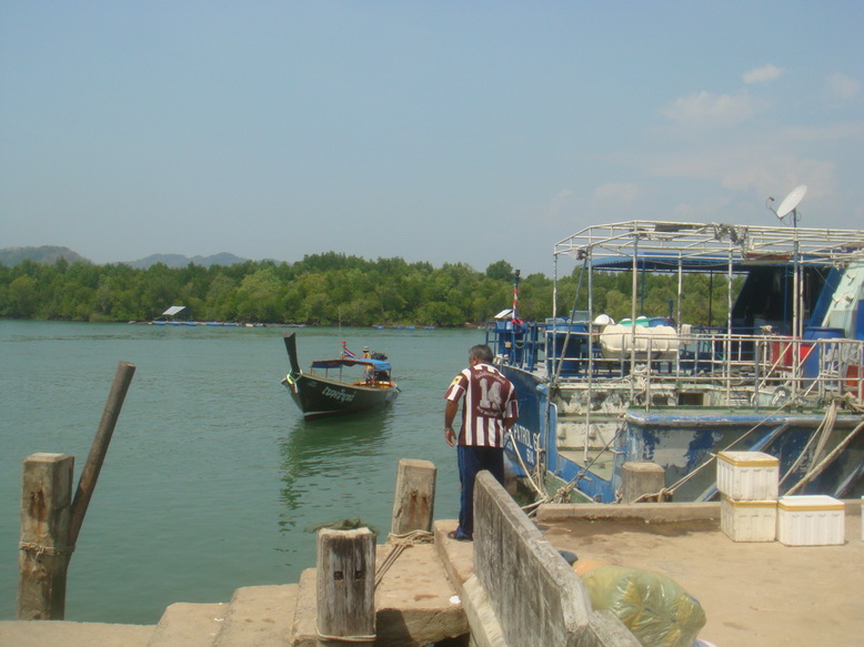 ไต๋หลี แห่งปากบารา นัดเรือเล็กมารับ  เพื่อไปส่งที่เรือ ซึ่งจอดรออยู่ที่เขาใหญ่........ปั่นหมึกไว้ก่อ