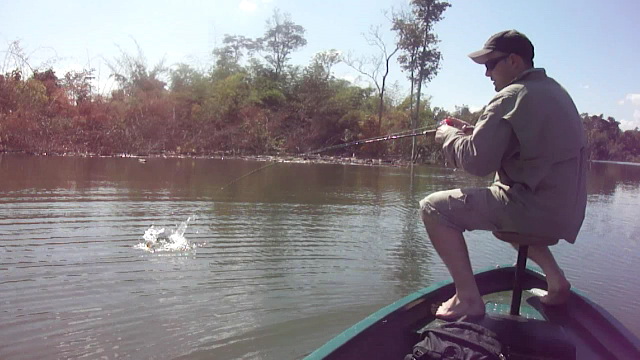 การหลอก เริ่มต้นตั้งแต่นาทีแรก ที่เรือแตะผิวน้ำ จนที่สุด สิ่งที่มาเสริมบรรยากาศการหลอกให้สมบูรณ์ยิ่ง