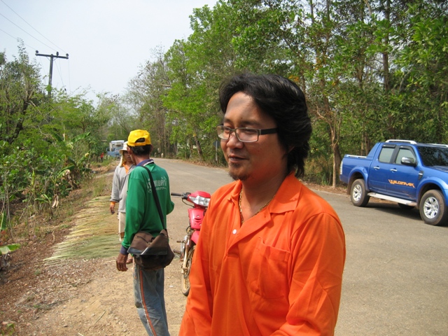 ส่วนคนนี้พี่เกตครับ  ครั้งแรกกับการเยือนห้วยแร้ง  พี่เขาเป็นนายหัวรับจ้างธุระกิจล้างบ่อเลนพวกบ่อกุ้ง