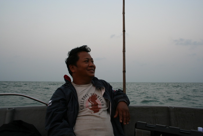 

        พี่ชายปานทิพย์ นั่งชมคลื่นลม สบายใจ