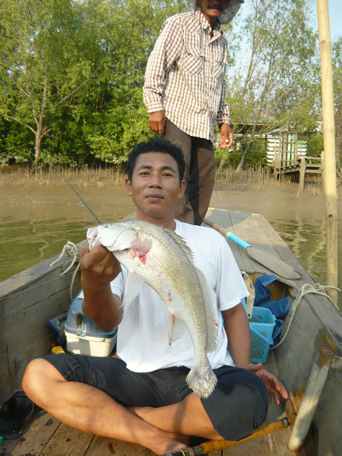 พี่หนุ่มขออีกสักภาพครับ  เบอร์โทรไต๋ครับ 08-61467149 ลองติดต่อดูครับน้า ค่าเรือ 600 บาท/วัน :grin: :