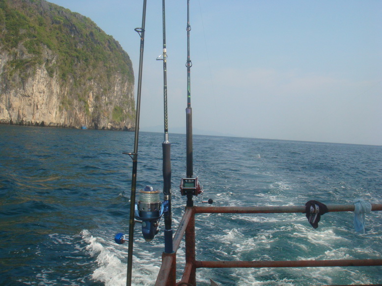 เราทรอลลิ่ง rapala cd 18  และเบิร์ดลากปลาโอด้วย.......เผื่อมีตัว.......

แต่เหยื่อปลายสาย  ถึงหมาย