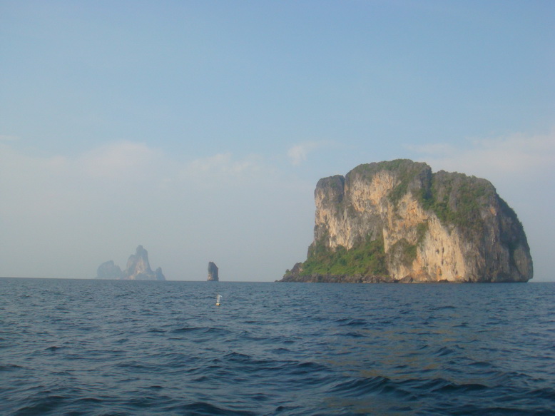แหล่งทรัพยากรรังนก  เลตรังครับ........ใจไม่กล้าอย่าได้ขี่เรือวิ่งเฉี่ยวเกาะ.....อันตรายครับ.........